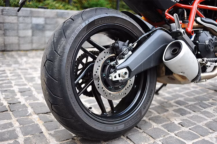 Trên Monster 797, chiếc xe đã trở về gắp đôi như 795 chứ không phá cách như "đàn anh" 796. Một trong các chi tiết nổi bật trên xe chính là hệ thống ống xả mới với bộ ống gom khí được đưa hẳn ra phía ngoài bên phải giúp tăng thêm sự cơ bắp trong tổng thể của xe.