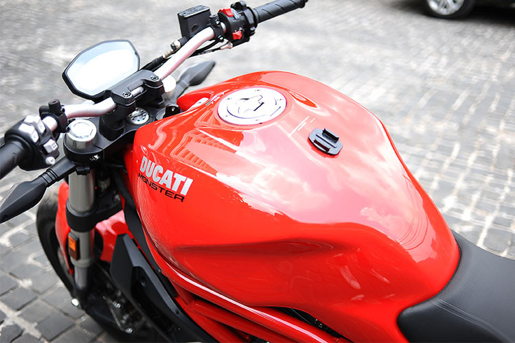 Dù vẫn sử dụng khung Trellis, nhưng kết cấu khung của 797 đã có sự khác biệt so với 795 khi được sơn màu đỏ nổi bật và kéo xuống phía dưới kết nối với động cơ. Bình xăng của xe bằng thép, có thể tích đạt 16,5 lít.