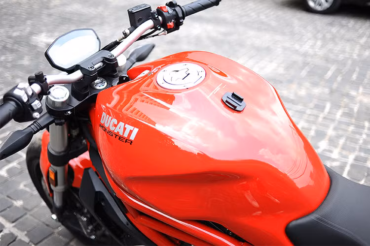 Dù vẫn sử dụng khung Trellis, nhưng kết cấu khung của 797 đã có sự khác biệt so với 795 khi được sơn màu đỏ nổi bật và kéo xuống phía dưới kết nối với động cơ. Bình xăng của xe bằng thép, có thể tích đạt 16,5 lít.