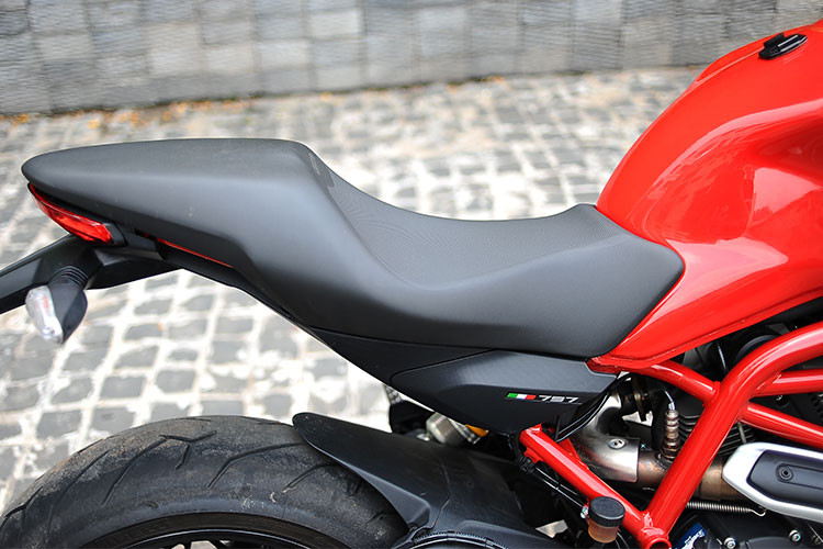 Một chi tiết mang tính "truyền thống" trên những chiếc xe môtô Ducati Monster đời cũ đã trở lại trên Monster 797, đó là lẫy khóa cố định bình xăng nằm ở bên dưới ổ khóa điện của xe. Với lẫy khóa này, bình xăng của Monster 797 có thể được mở ra dễ dàng hơn để người dùng có thể tự vệ sinh lọc gió của xe hoặc sửa chữa nhỏ tại nhà.