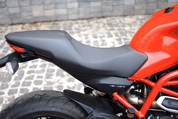 Một chi tiết mang tính "truyền thống" trên những chiếc xe môtô Ducati Monster đời cũ đã trở lại trên Monster 797, đó là lẫy khóa cố định bình xăng nằm ở bên dưới ổ khóa điện của xe. Với lẫy khóa này, bình xăng của Monster 797 có thể được mở ra dễ dàng hơn để người dùng có thể tự vệ sinh lọc gió của xe hoặc sửa chữa nhỏ tại nhà.