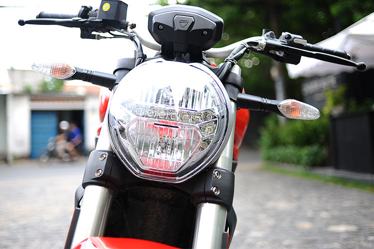 Phần đầu xe của Ducati Monster 797 nhìn lướt qua trông khá giống “đàn anh” là chiếc Monster 821 với chi tiết cụm đèn pha, nhưng có thể phân biệt dễ dàng bởi dãy đèn led ban ngày đặt ở giữa chứ không phải dạng kép.