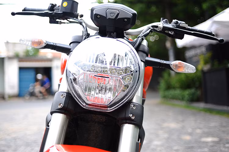 Phần đầu xe của Ducati Monster 797 nhìn lướt qua trông khá giống “đàn anh” là chiếc Monster 821 với chi tiết cụm đèn pha, nhưng có thể phân biệt dễ dàng bởi dãy đèn led ban ngày đặt ở giữa chứ không phải dạng kép.