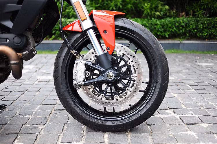 Thay vì mâm 3 cánh như "người anh em" 795 trước đây, Monster 797 mới đã sử dụng mâm 5 cánh kép quen thuộc của phiên bản Monster 821 hay Panigale 959 hiện nay, kèm lốp 120/70/17. Xe có phuộc trước USD 43 mm của KYB, kết hợp với hệ thống phanh đĩa kép với heo M4.32 cao cấp giống nhiều dòng xe môtô Ducati mới khác.