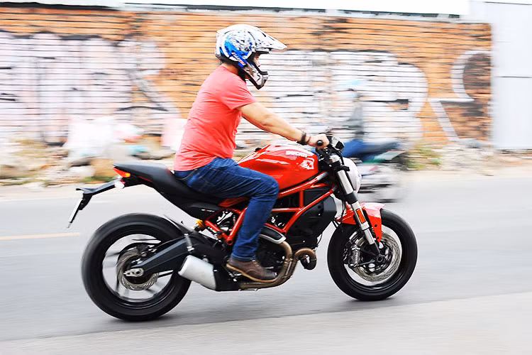 Ducati Monster 797 có sự tăng tốc đầy phấn khích sau mỗi cú nhồi ga nhờ vào mômen xoắn cực đại ở vòng tua 5.750 do đặc điểm của khối động cơ Desmodue. Xe tăng tốc rất mượt mà ở mọi dãy tốc độ cùng âm thanh đầy mạnh mẽ từ bộ ống xả nguyên bản. Đáng chú ý chính là sự ổn định của xe, người điều khiển không hề cảm nhận được độ lắc hay mất cân bằng của đuôi xe mỗi khi tăng tốc bằng những cú thốc ga.