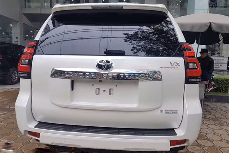Cụm đèn pha của xe được Toyota sử dụng công nghệ LED. Phiên bản mới cũng bổ sung thêm đèn tự động bật tắt và chức năng rửa đèn xe. Bánh xe mâm đúc đường kính 18-inch 6 chấu kép đặc trưng cho dòng xe thể thao việt dã, giúp xe ổn định và dễ điều khiển hơn, tạo cảm giác êm ái cho hành khách trên mọi địa hình.