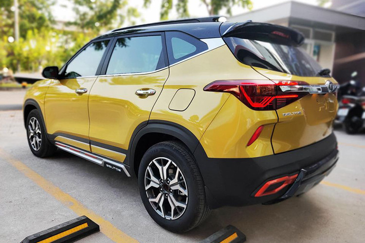 Tương tự Hyundai Creta, Kia Seltos cũng là mẫu xe được đánh giá tốt về mặt thiết kế, giá bán và sở hữu trang bị đủ dùng. Xe được trang bị đèn pha LED, vành 17 inch, bảng đồng hồ 7 inch, ghế chỉnh điện, màn hình cảm ứng trung tâm 10,25 inch, điều hòa tự động và hệ thống âm thanh 6 loa.