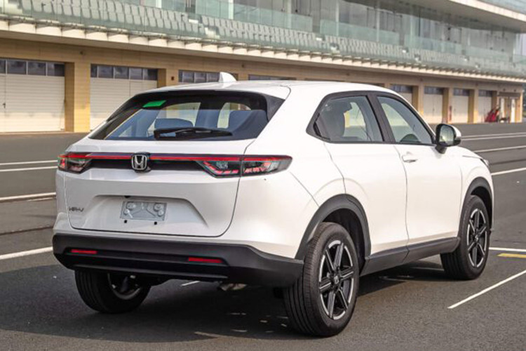 Honda HR-V là mẫu xe có giá bán khá cao trong phân khúc, dao động từ 699 - 871 triệu đồng. Điều này cũng khiến xe khó có thể đột phá về mặt doanh số. Bù lại, Honda HR-V sở hữu thiết kế khá đẹp mắt, trang bị tiện nghi và an toàn hiện đại...