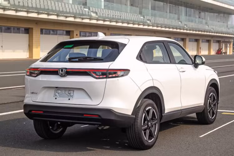 Honda HR-V là mẫu xe có giá bán khá cao trong phân khúc, dao động từ 699 - 871 triệu đồng. Điều này cũng khiến xe khó có thể đột phá về mặt doanh số. Bù lại, Honda HR-V sở hữu thiết kế khá đẹp mắt, trang bị tiện nghi và an toàn hiện đại...