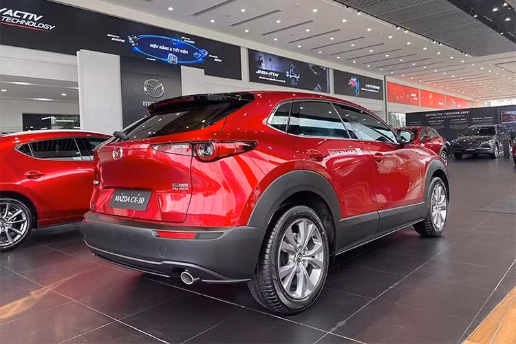 Cách đây không lâu, Mazda CX-30 đã được điều chỉnh giá bán lên mức dao động từ 689 - 729 triệu đồng. So với giá bán trước đó, xe đắt hơn 25 triệu đồng trong khi thiết kế và trang bị không đổi. 