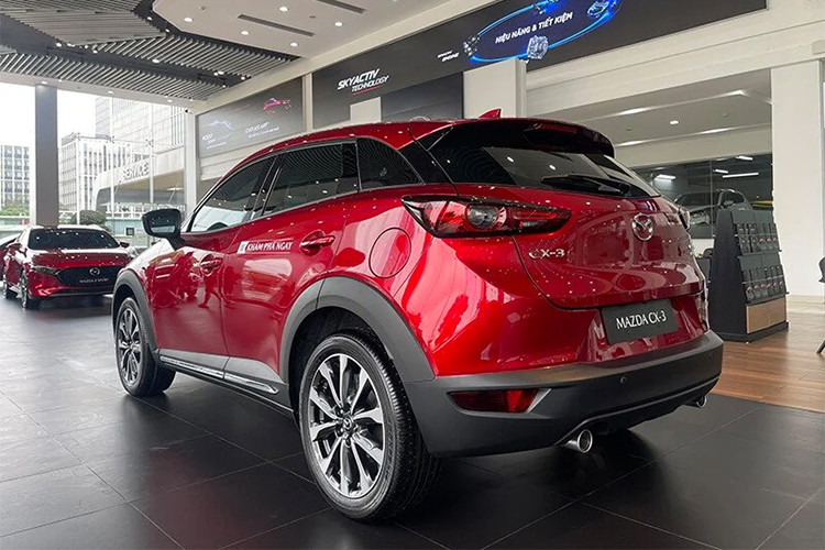 Mazda CX-3 mới đây đã được bổ sung bản tiêu chuẩn 1.5 AT với giá chỉ 524 triệu đồng. 3 bản còn lại của xe tăng giá 8 - 10 triệu đồng lên mức từ 559 - 644 triệu đồng. Với bản tiêu chuẩn mới, Mazda CX-3 trở thành mẫu SUV cỡ B có giá niêm yết thấp nhất Việt Nam. Tuy nhiên, điều này cũng không thể giúp xóa bỏ nhược điểm lớn của Mazda CX-3 là nội thất chật chội.
