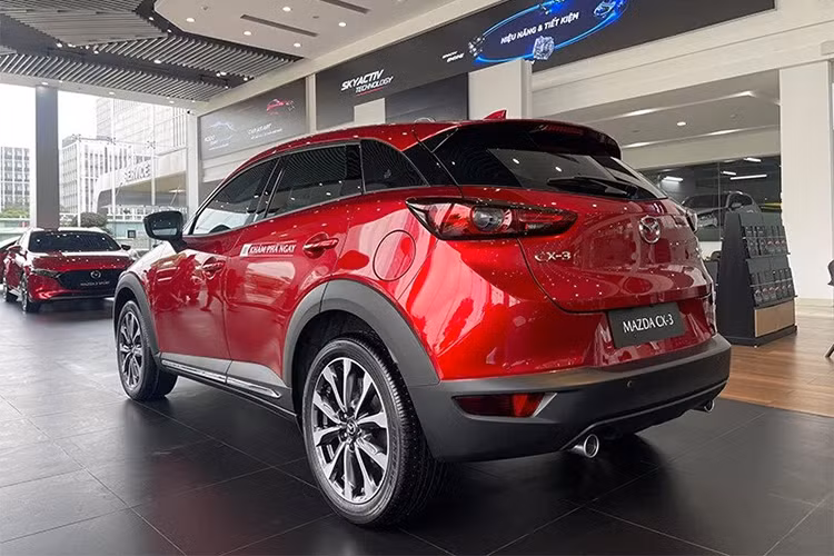 Mazda CX-3 mới đây đã được bổ sung bản tiêu chuẩn 1.5 AT với giá chỉ 524 triệu đồng. 3 bản còn lại của xe tăng giá 8 - 10 triệu đồng lên mức từ 559 - 644 triệu đồng. Với bản tiêu chuẩn mới, Mazda CX-3 trở thành mẫu SUV cỡ B có giá niêm yết thấp nhất Việt Nam. Tuy nhiên, điều này cũng không thể giúp xóa bỏ nhược điểm lớn của Mazda CX-3 là nội thất chật chội.