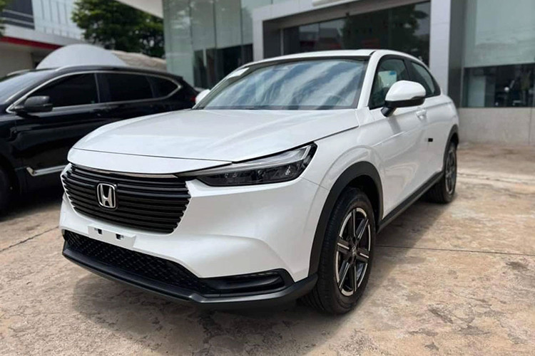  Honda HR-V: 443 xe Trái ngược với 2 đối thủ Hàn Quốc, Honda HR-V lại tăng trưởng dương trong tháng 11/2023 vừa qua. Cụ thể, doanh số của mẫu xe Nhật Bản này đạt 443, tăng 21,3%. Tuy nhiên, mức tăng trưởng này vẫn không đủ để mẫu xe nhà Honda cải thiện thứ hạng trong phân khúc.