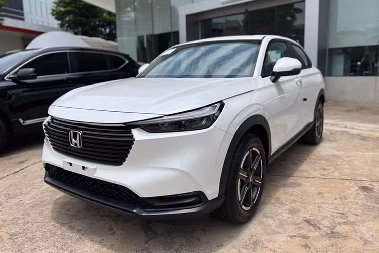  Honda HR-V: 443 xe Trái ngược với 2 đối thủ Hàn Quốc, Honda HR-V lại tăng trưởng dương trong tháng 11/2023 vừa qua. Cụ thể, doanh số của mẫu xe Nhật Bản này đạt 443, tăng 21,3%. Tuy nhiên, mức tăng trưởng này vẫn không đủ để mẫu xe nhà Honda cải thiện thứ hạng trong phân khúc.