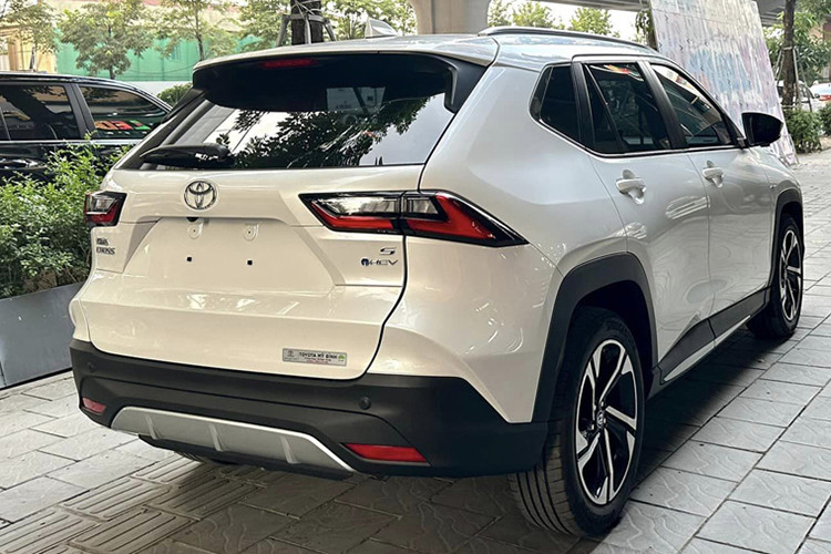 Có được kết quả này một phần là nhờ chương trình giảm giá Toyota Yaris Cross. Trong tháng 11/2023, mẫu SUV cỡ B này tiếp tục được hỗ trợ 100% lệ phí trước bạ với giá trị không vượt quá 73 triệu đồng cho phiên bản máy xăng và 86 triệu đồng cho phiên bản hybrid. Ngoài ra, khách hàng mua Toyota Yaris Cross còn được tặng thêm 2 năm bảo hiểm thân vỏ gói vàng trị giá 23,3 triệu đồng. Như vậy, tổng giá trị ưu đãi của mẫu xe này lên đến 100 triệu đồng.