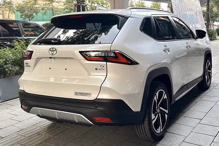 Có được kết quả này một phần là nhờ chương trình giảm giá Toyota Yaris Cross. Trong tháng 11/2023, mẫu SUV cỡ B này tiếp tục được hỗ trợ 100% lệ phí trước bạ với giá trị không vượt quá 73 triệu đồng cho phiên bản máy xăng và 86 triệu đồng cho phiên bản hybrid. Ngoài ra, khách hàng mua Toyota Yaris Cross còn được tặng thêm 2 năm bảo hiểm thân vỏ gói vàng trị giá 23,3 triệu đồng. Như vậy, tổng giá trị ưu đãi của mẫu xe này lên đến 100 triệu đồng.