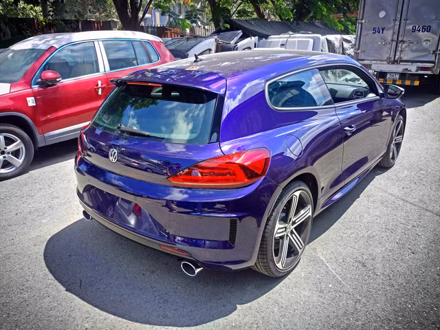 So với các mẫu hatchback 3 cửa trên thị trường, Scirocco sở hữu thiết kế thanh thoát và hấp dẫn hơn nhiều do có kiểu dáng lấy cảm ứng từ coupe. Không chỉ đẹp mắt, chiếc xe còn có độ an toàn cao khi nhận được đánh giá 5 sao từ tổ chức Euro NCAP khi thử nghiệm va chạm.