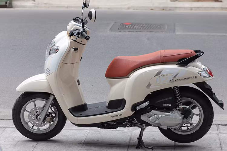 Tại Thái lan, Honda Scoopy i có tới 3 phiên bản khác nhau là Club 12, Prestige và Urban. Giá của xe khởi điểm từ 48.100 Baht cho phiên bản Urban rẻ nhất (tương đương 31,8 triệu) và đạt tới 51.100 Baht (tương đương 33,7 triệu đồng) cho bản cao nhất Club 12. Khi về đến Việt Nam, nó được các đại lý xe máy không chính hãng bán với giá 60 triệu đồng.