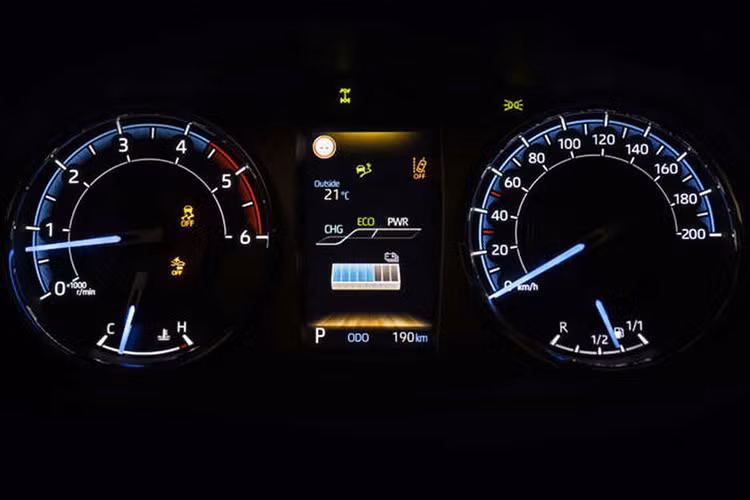 Khác với những mẫu xe hybrid thông thường của Toyota như Camry hay Corolla Cross, Hilux phiên bản mild hybrid sẽ không có logo riêng. Nguyên nhân là bởi hệ thống mild hybrid của mẫu ôtô này không mang đến hiệu quả tiết kiệm nhiên liệu như xe hybrid thông thường.