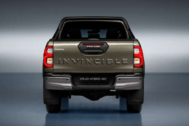 Động cơ kết hợp với hộp số tự động 6 cấp, ắc quy phụ 12V, pin lithium-ion 48V bổ sung, mô-tơ kiêm máy phát điện nhỏ và "những bộ phận khác". Mô-tơ điện nằm phía trước nối với động cơ bằng dây đai đồng thời có công suất tối đa chỉ 16 mã lực và mô-men xoắn cực đại 65 Nm.