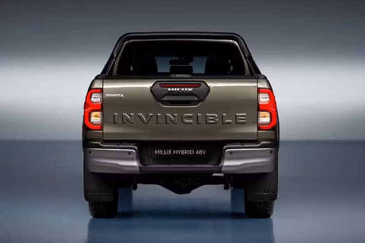 Động cơ kết hợp với hộp số tự động 6 cấp, ắc quy phụ 12V, pin lithium-ion 48V bổ sung, mô-tơ kiêm máy phát điện nhỏ và "những bộ phận khác". Mô-tơ điện nằm phía trước nối với động cơ bằng dây đai đồng thời có công suất tối đa chỉ 16 mã lực và mô-men xoắn cực đại 65 Nm.