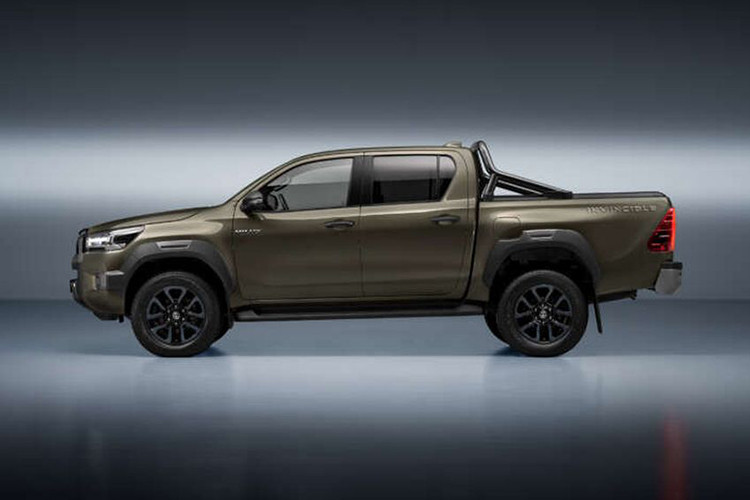 Điểm nhấn của Toyota Hilux mild hybrid 2024 nằm ở động cơ. Đúng như thông tin từ năm 2023, hãng Toyota đã trang bị hệ truyền động mild hybrid 48V mới cho dòng xe bán tải này. Cụ thể, mẫu xe bán tải này được trang bị động cơ diesel 1GD-FTV 4 xi-lanh, dung tích 2.8L quen thuộc, cho công suất tối đa 150 kW (khoảng 204 mã lực) và mô-men xoắn cực đại 500 Nm. 