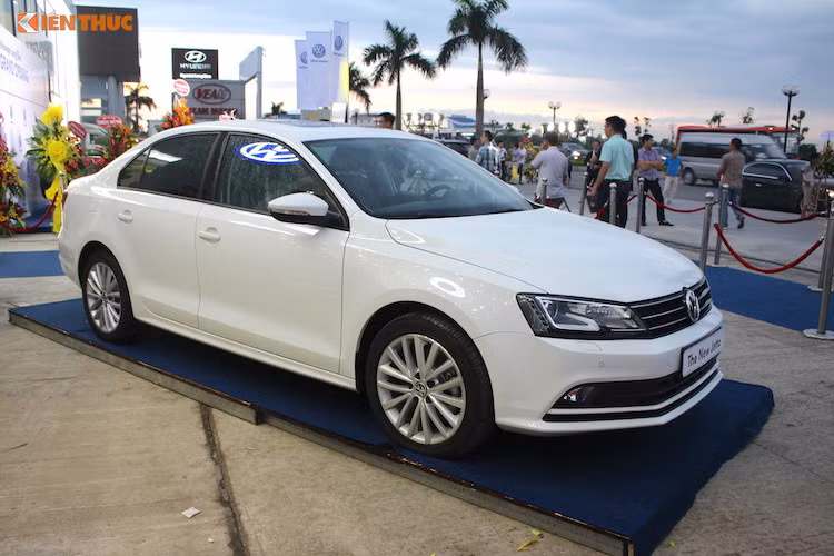 Jetta là mẫu sedan hạng C rất lâu đời của hãng xe Đức "bình dân" Volkswagen, có lịch sử từ 1979 và hiện đã bán được tới hơn 15 triệu xe trên toàn cầu. Đây là một tên tuổi rất quen thuộc trong phân khúc sedan hạng C trên Thế giới, cạnh tranh với Toyota Corolla Altis, Honda Civic và một số xe Hàn khác như Hyundai Elantra hay Kia Cerato.