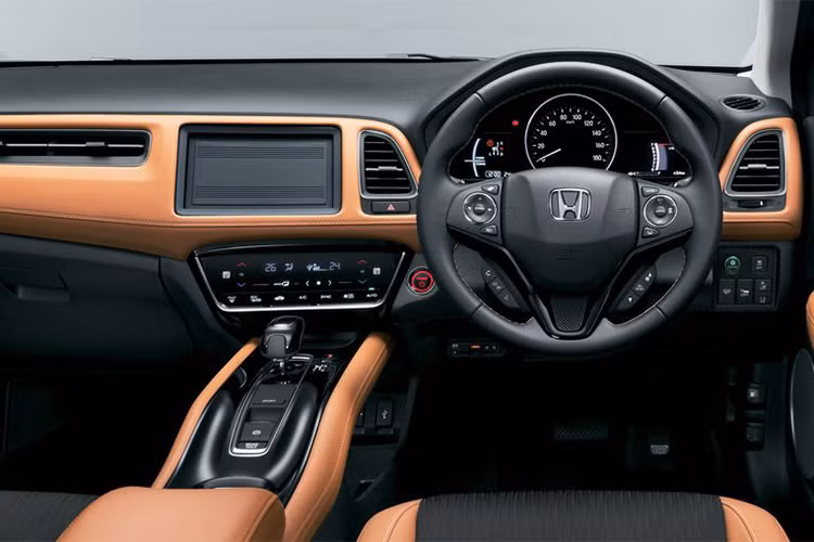 Ở bên trong ca-bin, hệ thống thông tin giải trí với màn hình cảm ứng 7 inch mới nằm ngay trung tâm bảng táp-lô. Hệ thống này tương thích với Apple CarPlay, Android Auto, định vị vệ tinh và nhận dạng giọng nói.