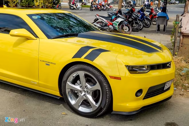 Hệ thống đèn hậu lấy cảm hứng từ những chiếc Camaro thế hệ đầu tiên. Phiên bản RS được trang bị thêm gói đèn LED ở cả đèn pha và đèn hậu.