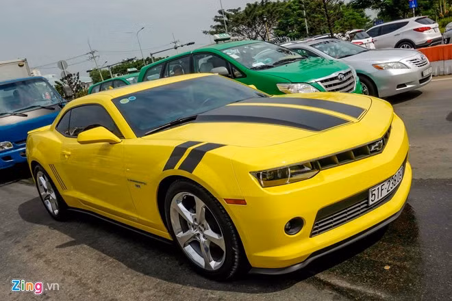 Camaro chia sẻ nền tảng với chiếc Pontiac Firebird ở thời điểm ra mắt. Thế hệ thứ 5 bắt đầu sản xuất từ 2009 và kết thúc năm 2015.