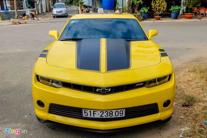 Camaro là mẫu xe thể thao cơ bắp được sản xuất bởi hãng Chevrolet từ năm 1966 nhằm cạnh tranh với Ford Mustang. Hiện nay, dòng xe này đã trải qua 6 thế hệ, mẫu Chevrolet Camaro RS 2014 này là phiên bản mới nhất thuộc thế hệ 5.