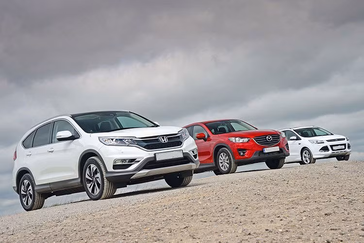 Là dáng xe được nhiều khách hàng ưa chuộng, đồng thời đều được lắp ráp trong nước hoặc nhập khẩu, những mẫu SUV và crossover tại Việt Nam đều giảm giá mạnh trong năm 2017. Nhiều dòng xe ôtô giảm giá tới hàng trăm triệu đồng để "kích cầu" thị trường, khi khách hàng đang có tâm lý đợi thời điểm xóa bỏ thuế nhập xe hơi từ ASEAN vào đầu năm 2018.