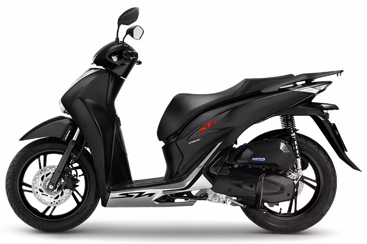 Ở thiết kế, mẫu xe ga Honda SH150i 2021 và SH125i thế hệ mới vẫn giữ nguyên nét lịch lãm đến từ châu Âu với những đường nét được uốn cong hình chữ S chạy liền mạch từ đầu đến đuôi xe. Cùng với đó là những trang bị nguyên bản vẫn được giữ nguyên như dàn đèn full LED, màn hình hiển thị LCD sắc nét, dàn chân với phuộc ống lồng trước và lò xo trụ đôi phía sau cơ bản.