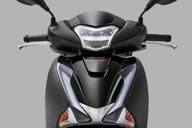 Điểm khác biệt lớn nhất ở phiên bản mới trên cặp đôi xe ga Honda SH sang chảnh này chính là bộ màu cùng tem mới đậm chất Châu Âu. Theo đó, Honda Việt Nam cập nhật thêm bộ màu Đen nhám, màu Xám bóng giống phiên bản thể thao của Honda SH 350i, màu Đỏ đậm hơn và dàn tem có chút khác biệt.