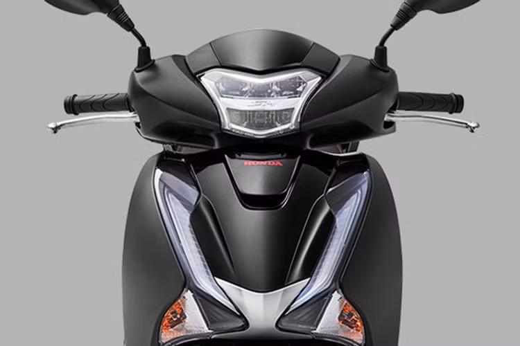 Điểm khác biệt lớn nhất ở phiên bản mới trên cặp đôi xe ga Honda SH sang chảnh này chính là bộ màu cùng tem mới đậm chất Châu Âu. Theo đó, Honda Việt Nam cập nhật thêm bộ màu Đen nhám, màu Xám bóng giống phiên bản thể thao của Honda SH 350i, màu Đỏ đậm hơn và dàn tem có chút khác biệt.