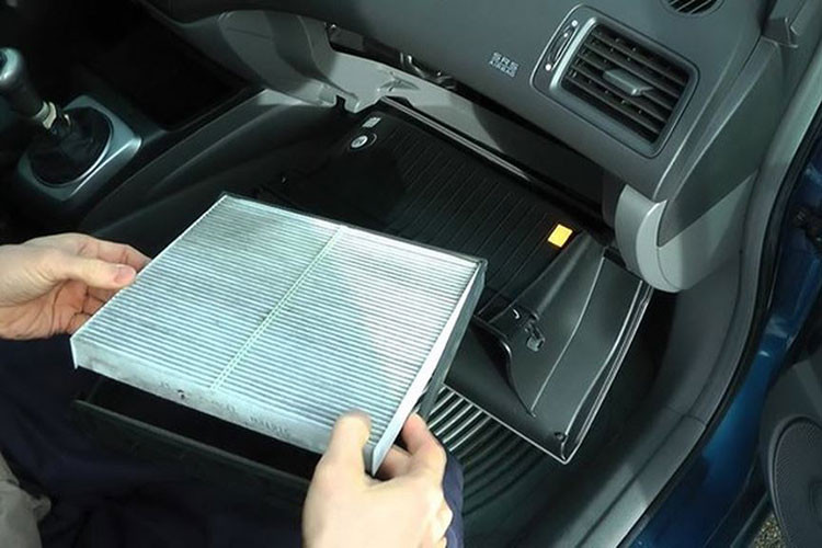 Ở một số dòng xe, sau khi bơm ga, hệ thống điều hoà trở nên tê liệt do nạp quá lượng ga cho phép, khi ấy van an toàn tự động xả hết ga, nhằm bảo vệ an toàn cho hệ thống.