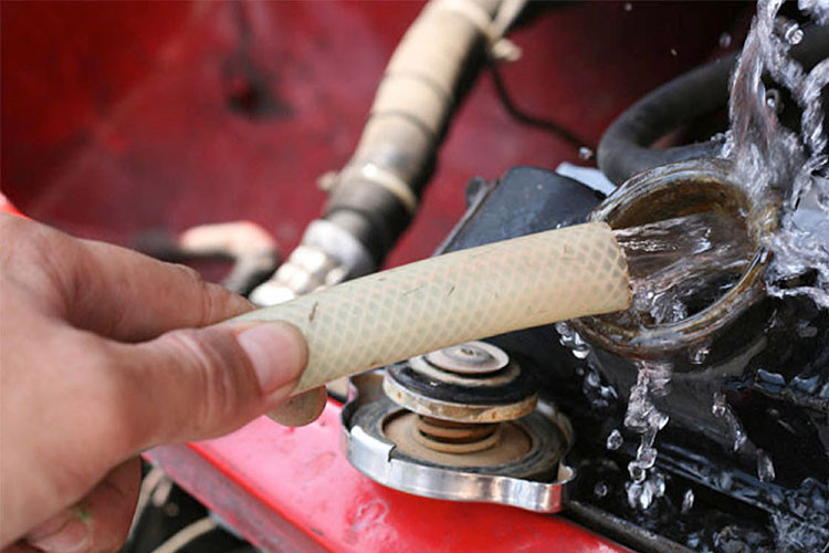 Bạn cũng cần chú ý việc kiểm tra ống dẫn và dây đai. Đây là bộ phận quan trọng để kết nối với hệ thống tản nhiệt xe. Ống dẫn có nhiệm vụ mang dung dịch làm mát đến động cơ. Còn dây đai có tác dụng làm chạy quạt, hỗ trợ phần nào quá trình làm mát động cơ xe ôtô.