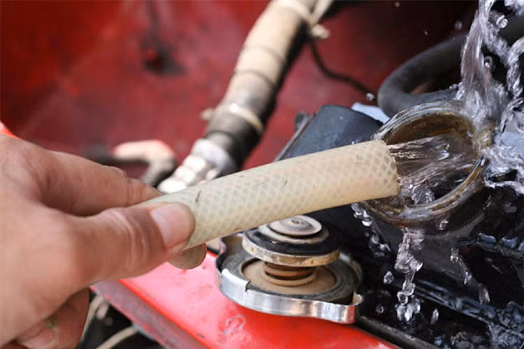 Bạn cũng cần chú ý việc kiểm tra ống dẫn và dây đai. Đây là bộ phận quan trọng để kết nối với hệ thống tản nhiệt xe. Ống dẫn có nhiệm vụ mang dung dịch làm mát đến động cơ. Còn dây đai có tác dụng làm chạy quạt, hỗ trợ phần nào quá trình làm mát động cơ xe ôtô.