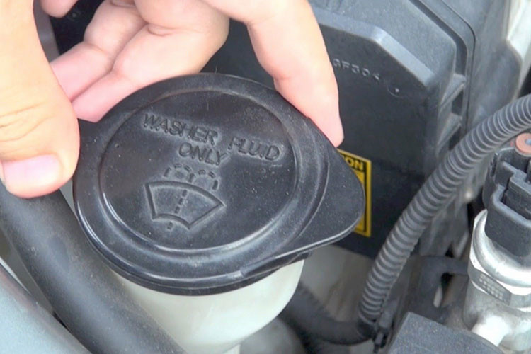 Chúng ta cũng nên lưu ý hệ thống làm mát và mực nước làm mát trong khoang động cơ. Ngoài việc tuân thủ quy tắc sục két nước và bổ sung nước theo định kỳ, ít nhất 2 năm/lần. người lái nên kiểm tra và bổ sung mực nước làm mát (nên dùng nước tinh khiết và những phụ gia làm mát được bán tại các garage xe) trước những chuyến đi.