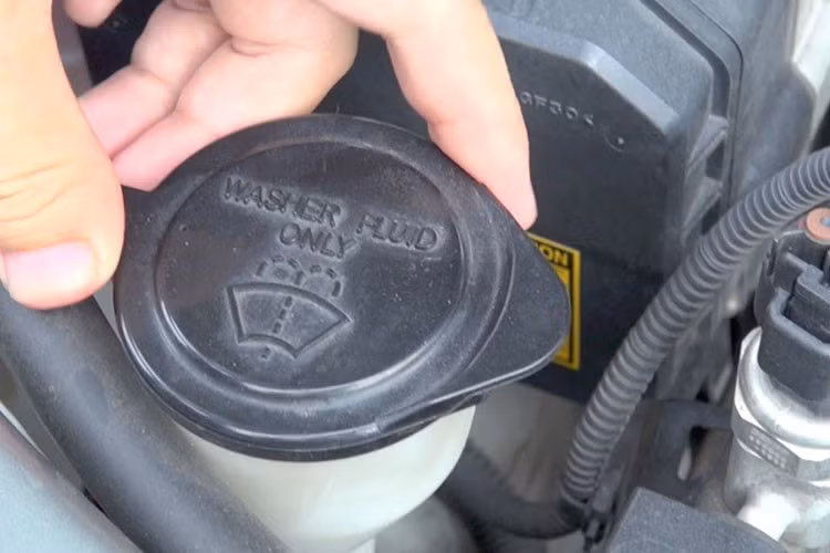 Chúng ta cũng nên lưu ý hệ thống làm mát và mực nước làm mát trong khoang động cơ. Ngoài việc tuân thủ quy tắc sục két nước và bổ sung nước theo định kỳ, ít nhất 2 năm/lần. người lái nên kiểm tra và bổ sung mực nước làm mát (nên dùng nước tinh khiết và những phụ gia làm mát được bán tại các garage xe) trước những chuyến đi.