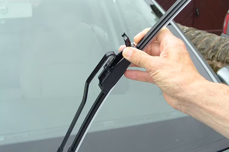 Kính chắn gió ôtô khá nóng, chúng ta thường xịt nước để làm mát. Khi ấy, cần gạt nước được sử dụng thường xuyên hơn. Nếu trên kính xuất hiện nhiều vệt nước sau khi dùng cần làm sạch như vậy nó đã cũ - tốt nhất bạn nên thay mới, tránh tình trạng bị nhoè tầm nhìn của người lái.