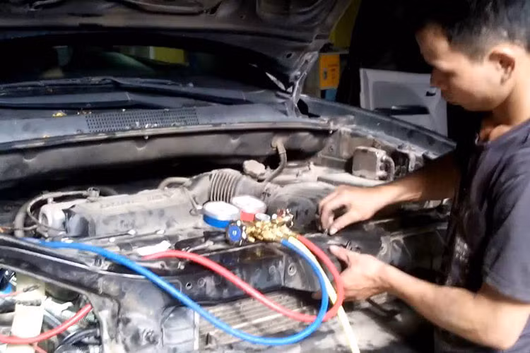 Không nên bật điều hoà ngay khi vào xe vì sẽ dễ hỏng hóc bình điện. Nên hạ kính xuống, bật quạt tốc độ 1 để hơi nóng xe thoát ra. Chỉ nên bật công tắt máy điều hoà khi máy đã chạy đều, sau đó đóng cửa kính tăng dần mức quạt phù hợp với độ lạnh.