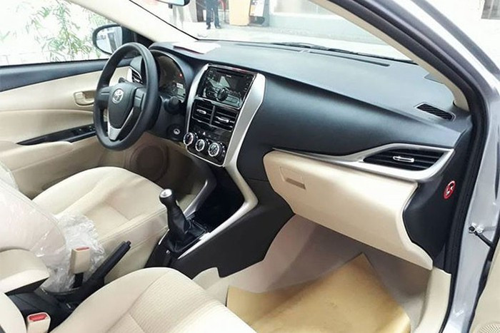 Còn đối với mẫu xe Toyota Vios E cao nhất chỉ là 60 triệu đồng. Bên cạnh đó, ngoài giảm giá trực tiếp tiền mặt như trên, khách hàng cũng sẽ được nhận nguyên chương trình ưu đãi dành cho khách hàng từ phía Toyota Việt Nam (TMV) dành cho Vios. Giá bán thực tế Toyota Vios trong tháng 6 từ 471 – 541 triệu đồng.