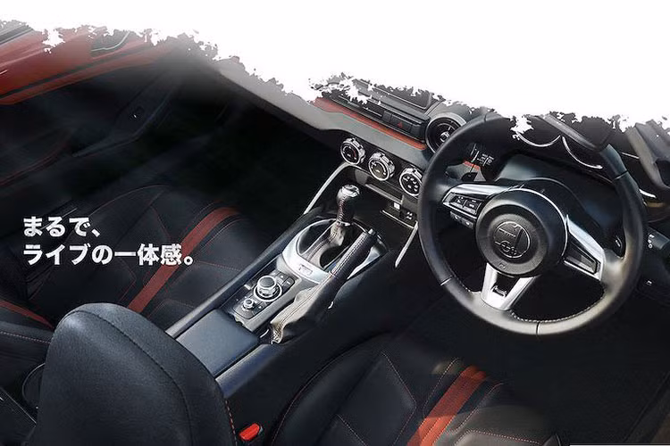 Hãng xe Mitsuoka đã giữ nguyên thiết kế nội thất của MX-5 trên Rock Star. So với mẫu xe nền tảng, Rock Star chỉ có một chút khác biệt với các ghế ngồi bọc da và chần chỉ sang trọng hơn, cùng với logo Mazda trên vô-lăng được thay bằng Mitsuoka.