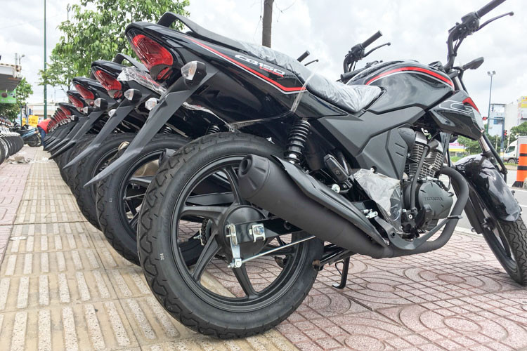 Trang bị an toàn cho mẫu xe này cũng khá đơn giản bao gồm; phuộc trước dạng ống lồng, phuộc sau lò xo kép, hệ thống phanh trước sau lần lượt có dạng đĩa và đùm. Trên mẫu xe mới này cũng sẽ bao gồm 2 phiên bản khác nhau là vành đúc đi liền với lốp không săm và phiên bản vành nan hoa đi kèm với lốp săm cao su.