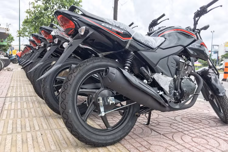 Trang bị an toàn cho mẫu xe này cũng khá đơn giản bao gồm; phuộc trước dạng ống lồng, phuộc sau lò xo kép, hệ thống phanh trước sau lần lượt có dạng đĩa và đùm. Trên mẫu xe mới này cũng sẽ bao gồm 2 phiên bản khác nhau là vành đúc đi liền với lốp không săm và phiên bản vành nan hoa đi kèm với lốp săm cao su.