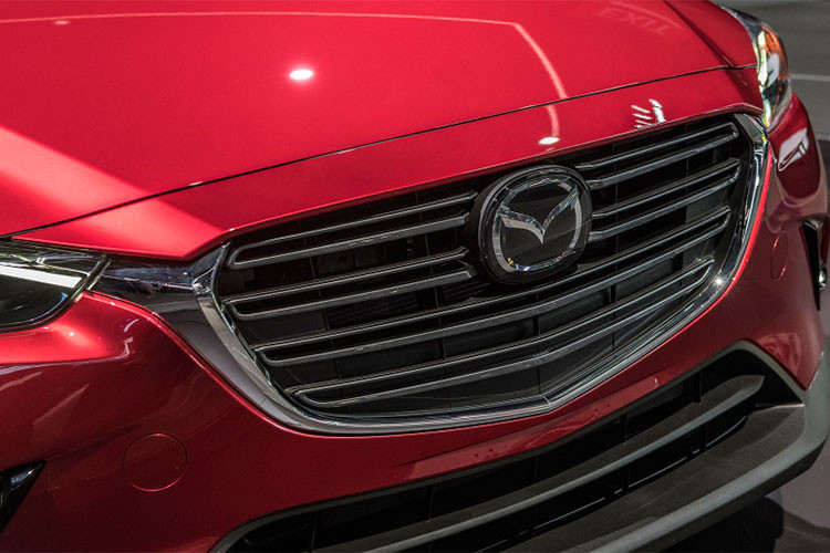 Biến thể cao cấp nhất CX-3 Grand Touring có giá bán từ 25.745 USD (tương đương khoảng 586 triệu đồng). Ở phiên bản này, chiếc xe có các ghế ngồi bọc da, một màn hình màu hiển thị trên kính chắn gió, cửa sổ trời điện tiêu chuẩn và hệ thống chiếu sáng LED.