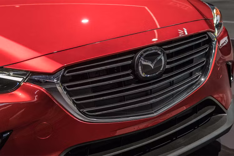 Biến thể cao cấp nhất CX-3 Grand Touring có giá bán từ 25.745 USD (tương đương khoảng 586 triệu đồng). Ở phiên bản này, chiếc xe có các ghế ngồi bọc da, một màn hình màu hiển thị trên kính chắn gió, cửa sổ trời điện tiêu chuẩn và hệ thống chiếu sáng LED.