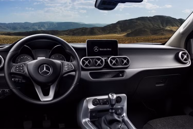 Những trang bị tiêu chuẩn của Mercedes-Benz X-Class tại thị trường Úc bao gồm 7 túi khí, hỗ trợ phanh thích ứng và hỗ trợ giữ làn đường. Trong khi đó, phiên bản Pure và Progressive có thêm camera lùi tiêu chuẩn. Riêng bản Power đi kèm camera 360 độ quan sát toàn cảnh.