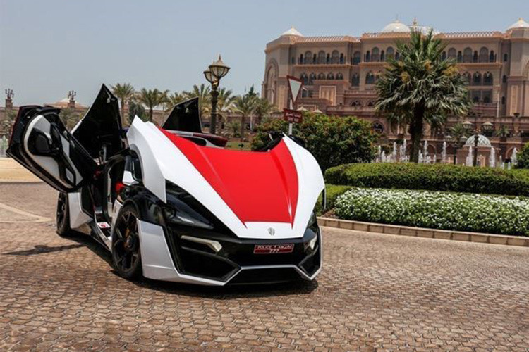 Về ngoại thất, siêu xe Lykan HyperSport Police này được phủ sơn đỏ và trắng thay vì xanh lá và trắng như những chiếc xe khác từng góp mặt trong bộ sưu tập của cảnh sát Abu Dhabi. Ngoài ra, nó cũng được gắn đèn báo hiệu, còi hú... của cảnh sát như mọi xe tuần tra khác.